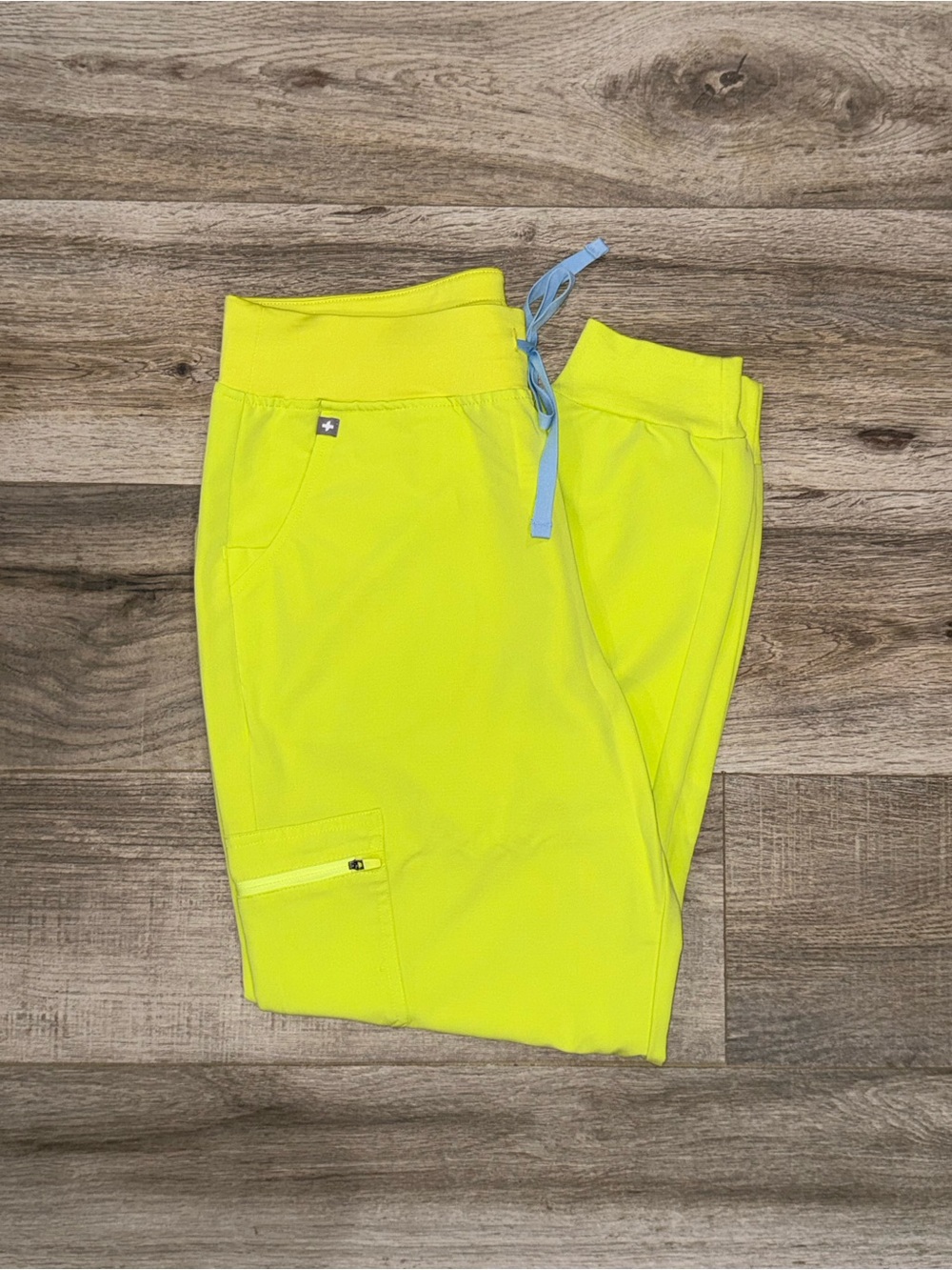 FIGS Rafaela Scrub Set – Neon Yellow 💛 - Picture 3 of 3